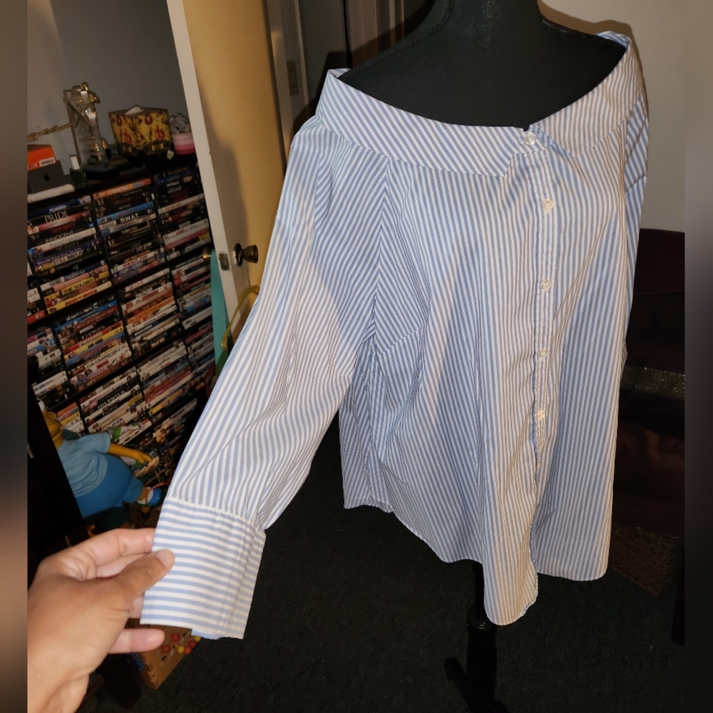 Button down off shoulder top - Picture 3 of 6